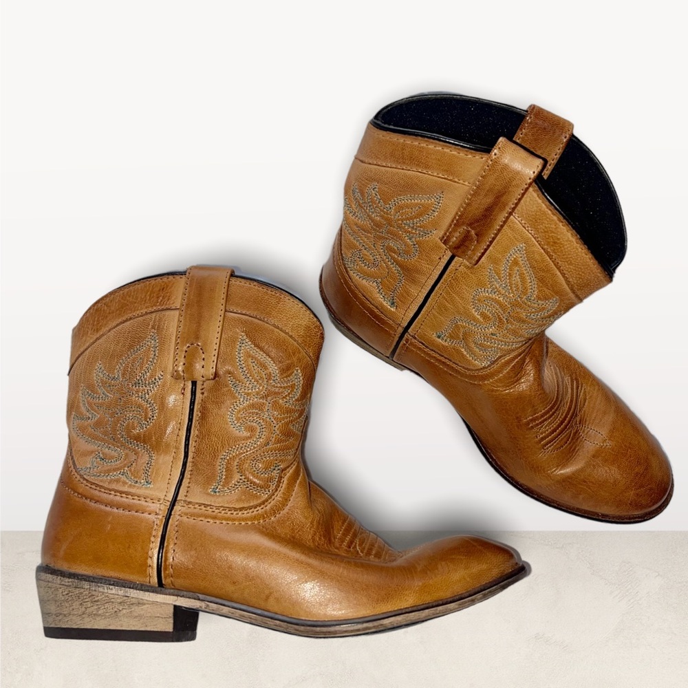 Brown Cowboy boots. Size 8.